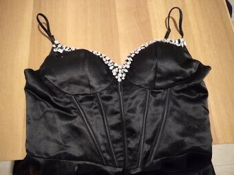 čierne spoločenské šaty