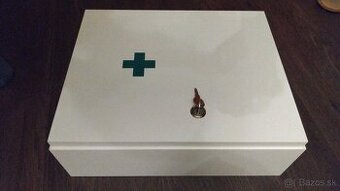 Lekárnička s poličkami