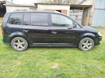 Predam WV Touran 1.9 tdi 74kw. 2007 7 miest