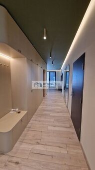 Ponúkam na PREDAJ 5 IZBOVÝ PENTHOUSE V MESTE NOVÉ ZÁMKY