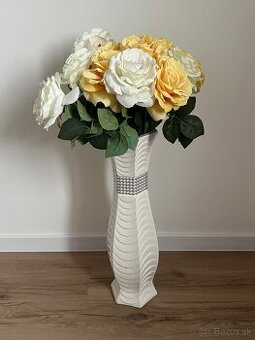 Biela vysoká váza aj s kvetmi
