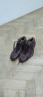 turistické alebo pracovné topánky