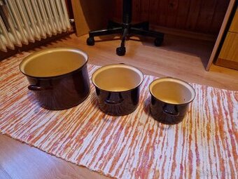 Smaltovane hrnce, riad