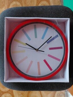 Nerozbalené nástenné hodiny