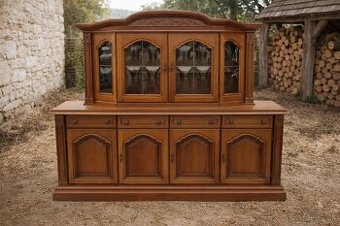 Rustikálna komoda s vitrínkou na zavesenie