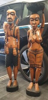 Drevené ručne vyrezávané sochy muža a ženy