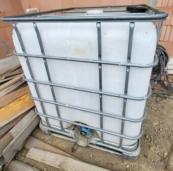 Predám IBC nádrž 1000L na oceľovej palete