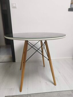 Okruhly jedalensky stol