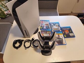 Playstation 5 s dvoma ovládačmi a hramy