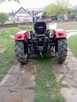Domáci traktor s náradím
