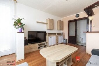 Priestranný 3-izbový byt s lodžiou a komorou, na začiatku Mo