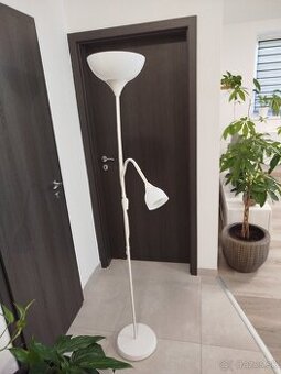 Predám bielu stojatu lampu IKEA.