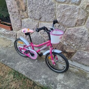 Dievčenský bicykel z pomocnimy kolieskami