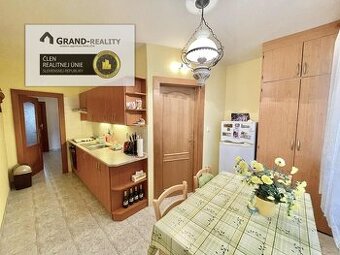 Na predaj veľký byt 4+1 s dvomi balkónmi, komorou a garážou