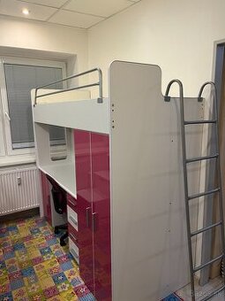 Dve detské poschodové postele so stolom a skriňou