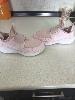 Predám dievčenske botasky Nike