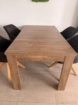 Jedálenský rozkladací stôl