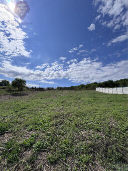 Na predaj oplotený stavebný pozemok v obci Banka, 1 623 m²