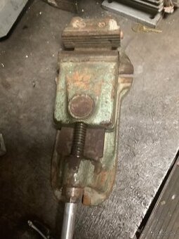 Strojný liatinový zverák 80