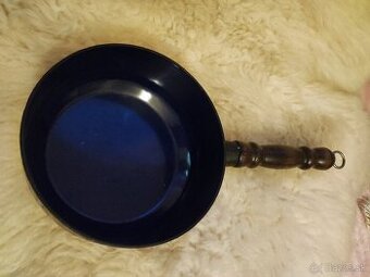 Liatinový hrniec s rúčkou