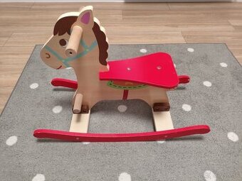 Drevený hojdací koník