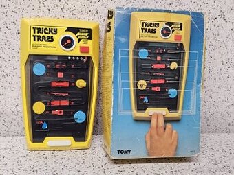 TRICKY TRAPS - TOMY - HANDHELD ELECTRO-MECHANICAL GAME - 1