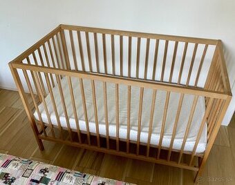 Detská drevená postieľka IKEA SNIGLAR+ matrac