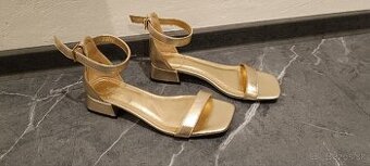 Zlaté sandálky