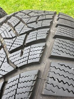 Predám zimné pneumatiky R18 235/60/18 Dunlop (takmer nové