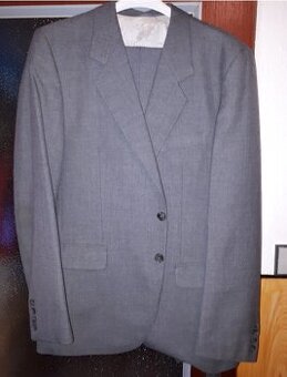 Pánsky oblek.