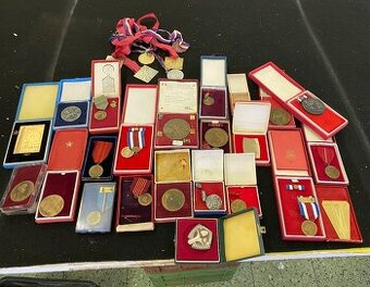 Medaile vyznamenania vojna Militarie odznaky