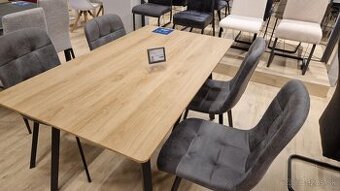 Jedalenský stôl so stoličkami