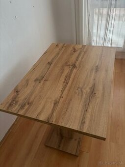 Dizajnový jedálenský stôl – masívny vzhľad, moderný štýl