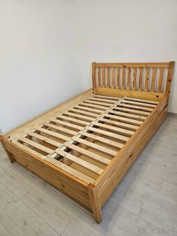 Posteľ z masívu s roštom a úložným priestorom