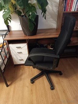 Kancelárska stolička a písací stôl