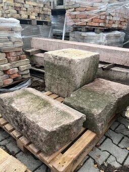 Masívne mramorové kocky červený