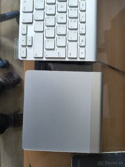 Apple klávesnica a trakpad