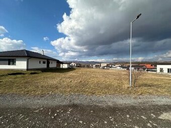 Stavebný pozemok v obci Záhradné - 827 m2