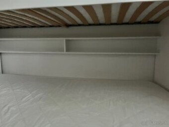 Masívna poschodová posteľ