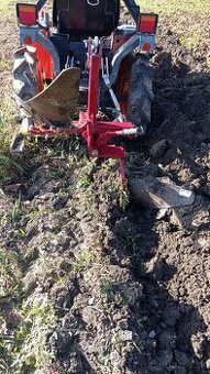 Predám pluh za malotraktor.