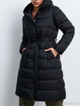 Prešívaný čierny kabát s opaskom má dvojitý zips s gombíkmi