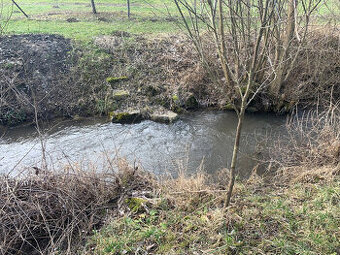 Predáme slnečný pozemok cez ktorý preteká potok 306m2 - 1