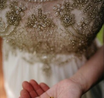 Korálkové svadobné šaty