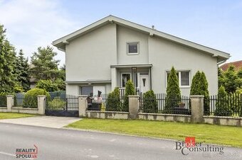 Veľkorysý 2-generačný dom (390 m2) so záhradou – len 7 km od