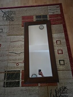 Zrkadlo v drevennom ráme