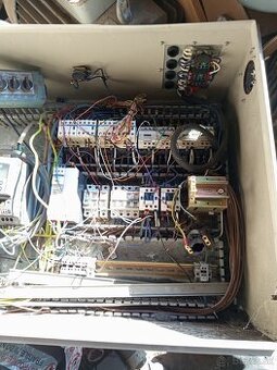 Predám elektrickú skriňu s frekvenčným meničom, ističmi)