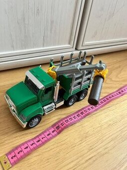 Nakladne auto s drevom