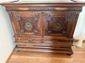 Starožitná skriňa z obdobia neorenesancie