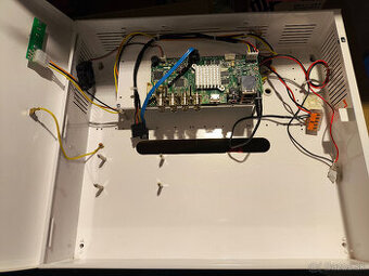 HikVision DS-7208HUHI-K1/E zo zaloznym zdrojom