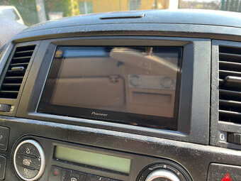 Špičkové rádio PIONEER SPH-DA77DAB s rámikom do T5